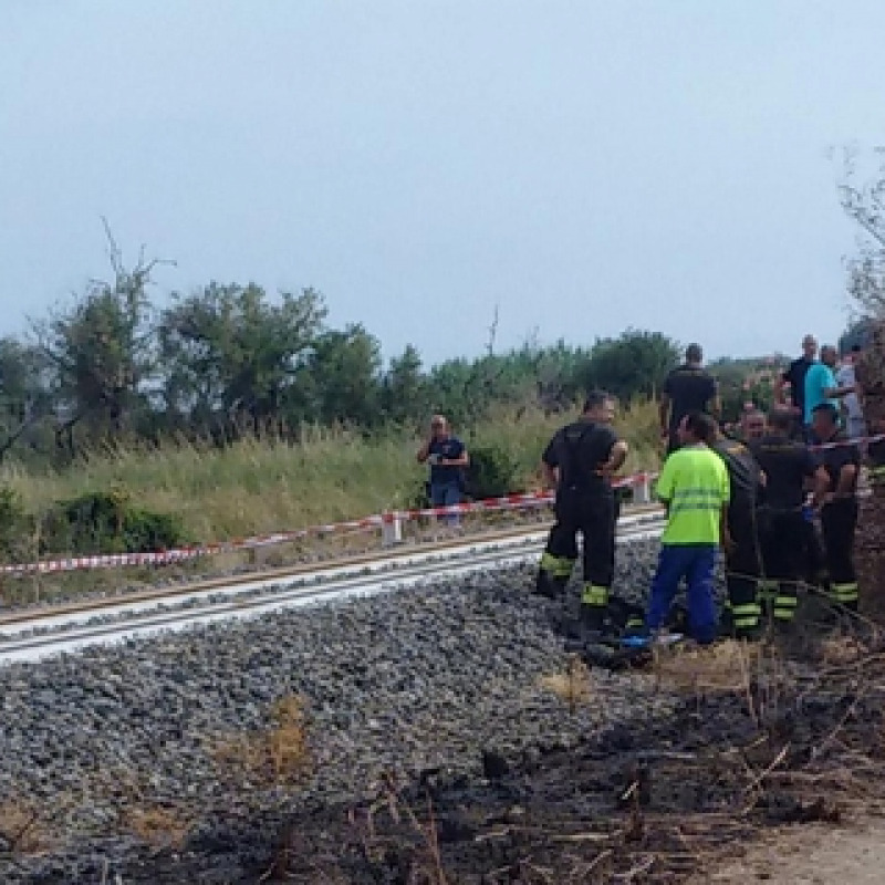 La tragedia del treno: la donna ha cercato di salvare i figli