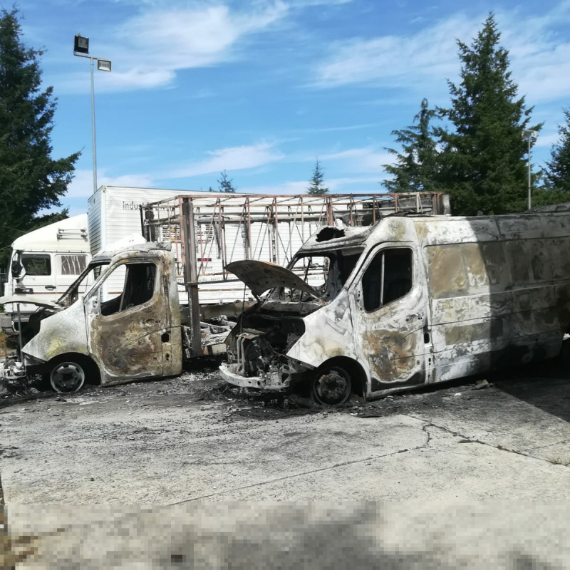 Intimidazione a imprenditore, bruciati due furgoni