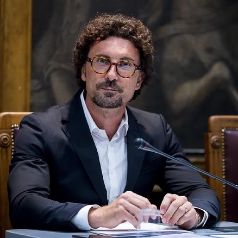 Toninelli: "Basta inseguire emergenze, serve piano per l'Italia"