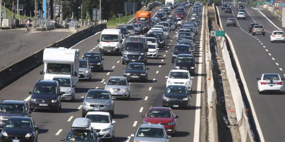 esodo estivo bollino rosso per il primo grande weekend di partenze previsto traffico intenso in calabria e sicilia