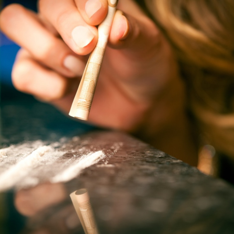 L'immagine di una consumatrice di cocaina