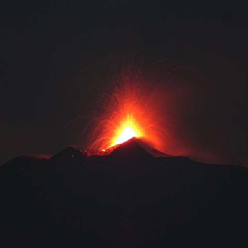Un momento dell'eruzione dell'Etna dal nuovo cratere di Sud-Est alle ore 04:40 locali del 24 agosto 2018, vista da sud (fonte: Boris Behncke, INGV- Osservatorio Etneo)