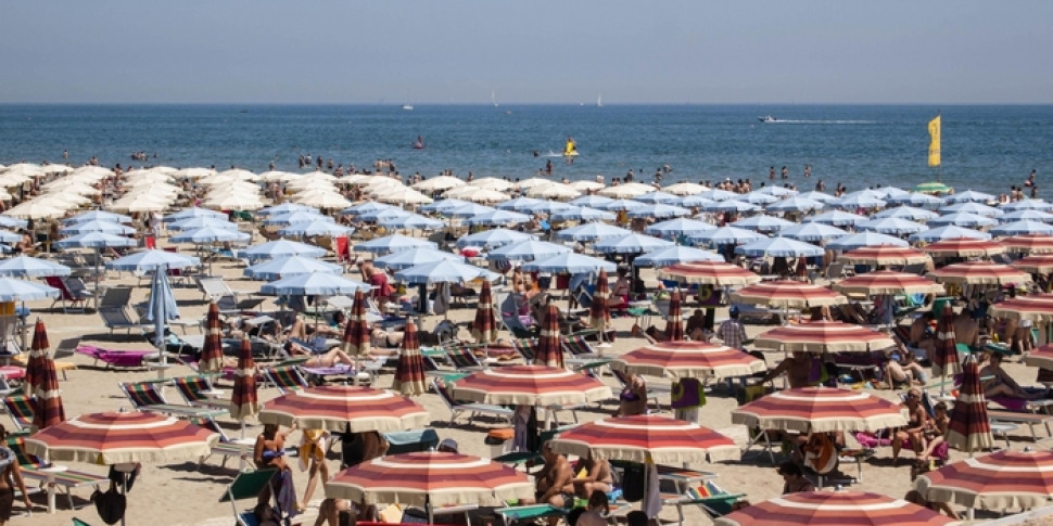 Rimini, trovato il cadavere di un uomo in spiaggia: si indaga sulle cause del decesso Rimini, trovato il cadavere di un uomo in spiaggia: si indaga sulle cause del decesso