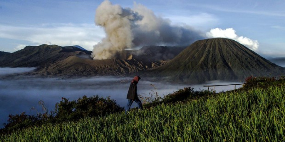 Erutta il vulcano Ruang in Indonesia, chiuso l