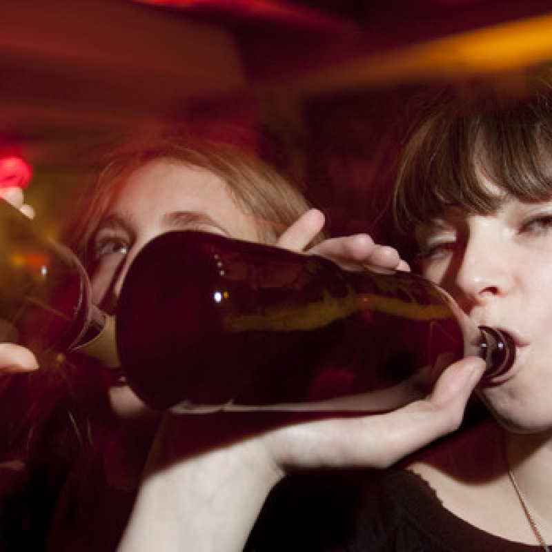 Una ragazzina beve alcol foto IGphotography iStock.