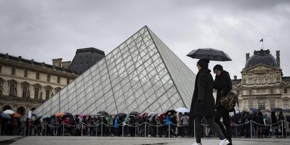 Rapina al Louvre, rubati in 7 minuti i gioielli "inestimabili" di Napoleone. I ladri hanno usato un montacarichi, panico tra i visitatori