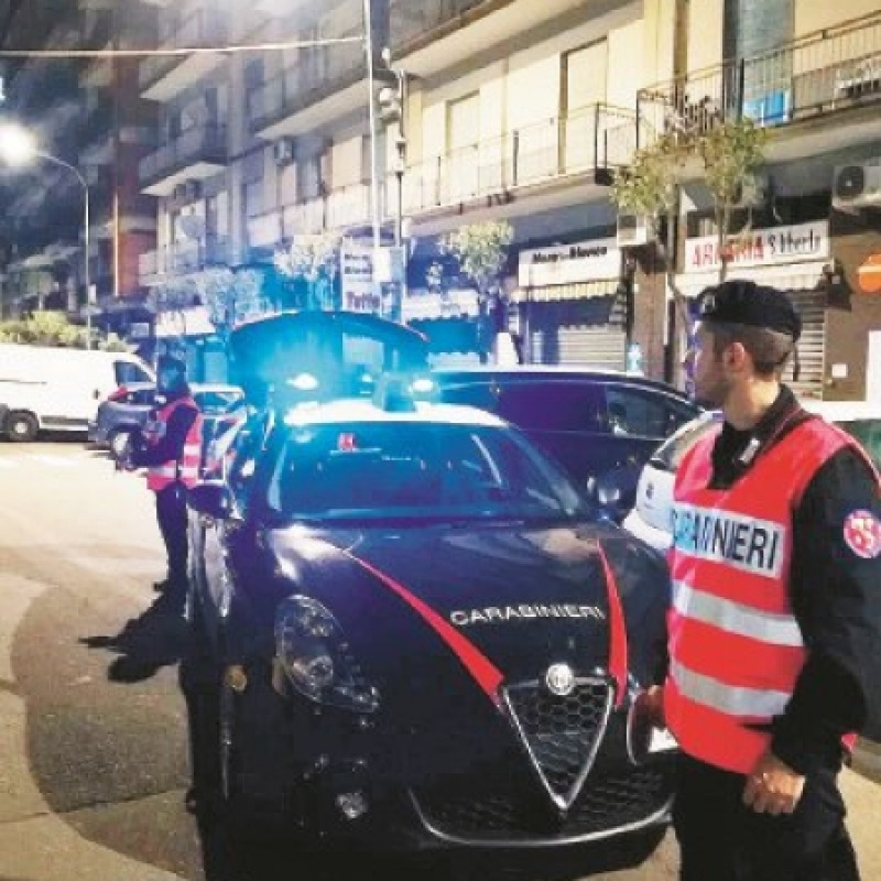 Furto in una villa, ladri in fuga sparano ai carabinieri