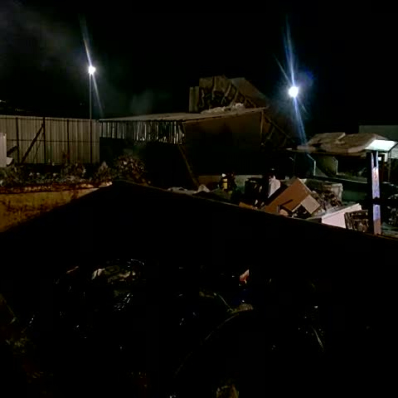 Lamezia, incendio in un impianto di stoccaggio