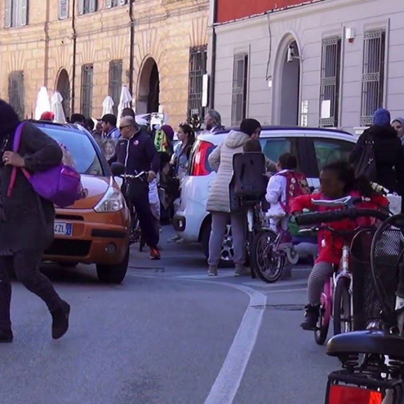 Italiani pigri, casa-scuola si fa in auto, pochi vanno in bici o a piedi