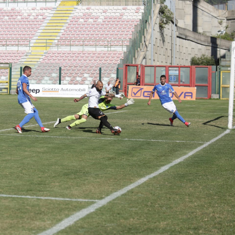 Pietro Arcidiacono realizza il gol del provvisorio 1-1 (foto Rocco Papandrea)