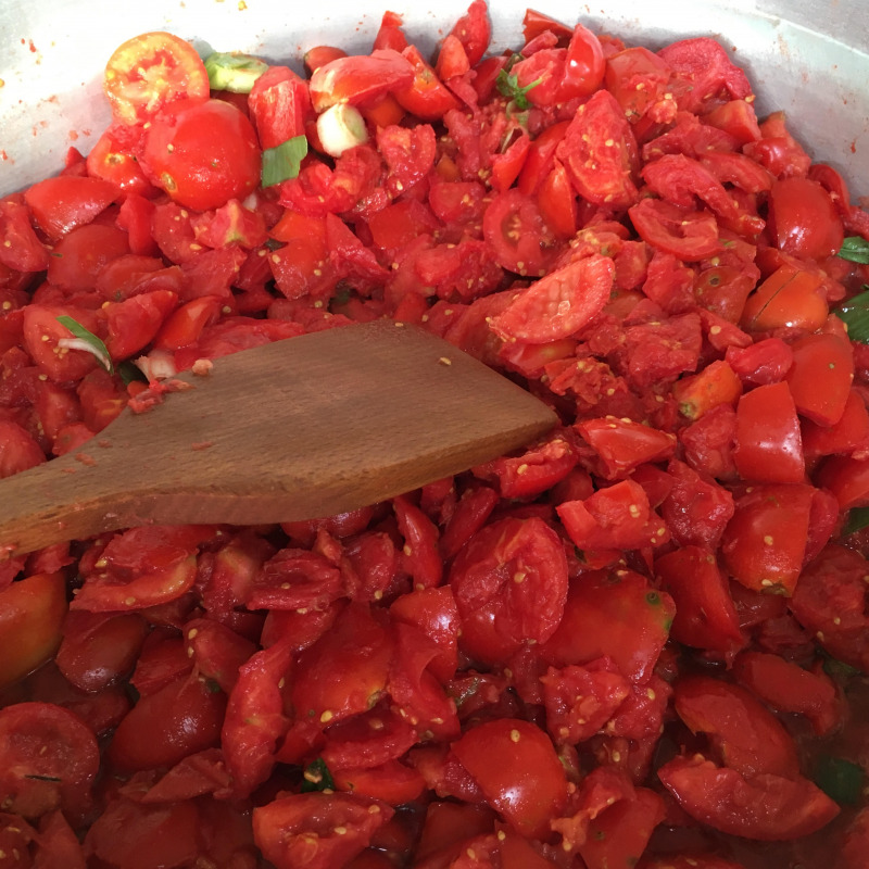 La salsa di pomodoro fatta in casa, una tradizione italiana ancora in auge.