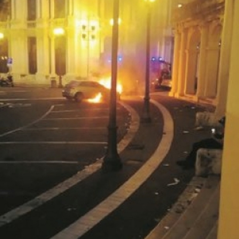 L'auto in fiamme in piazza Antonello