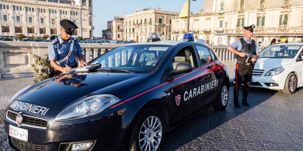 Siracusa, trova borsello con orologi preziosi e lo dà a carabinieri. Il proprietario ringrazia per il gesto