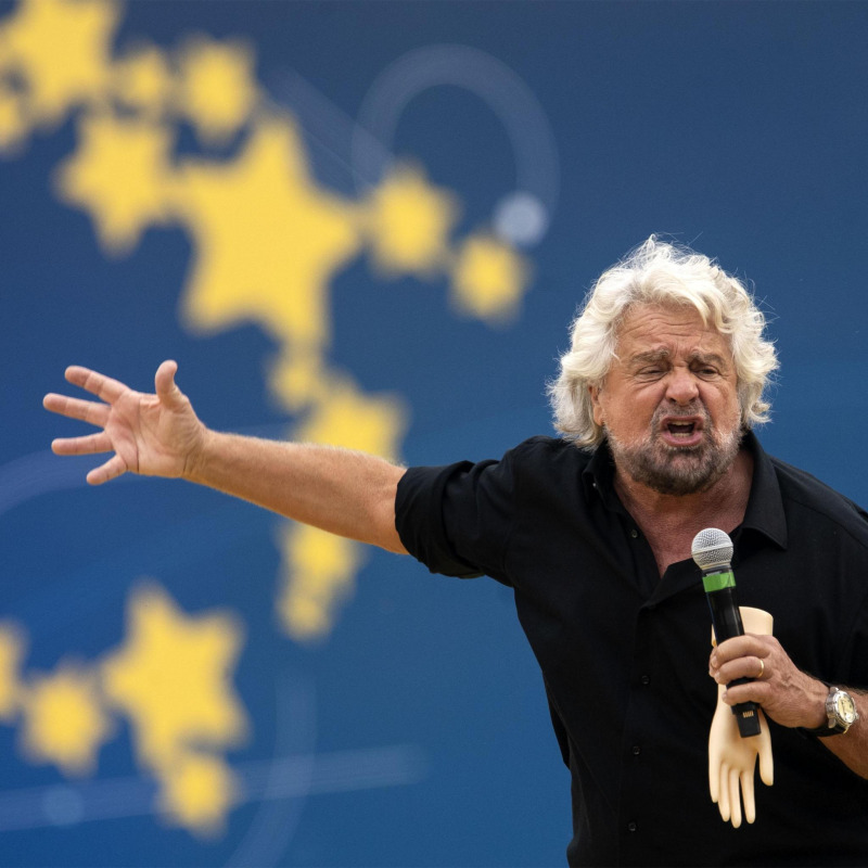Beppe Grillo sul palco di Italia 5 Stelle al Circo Massimo