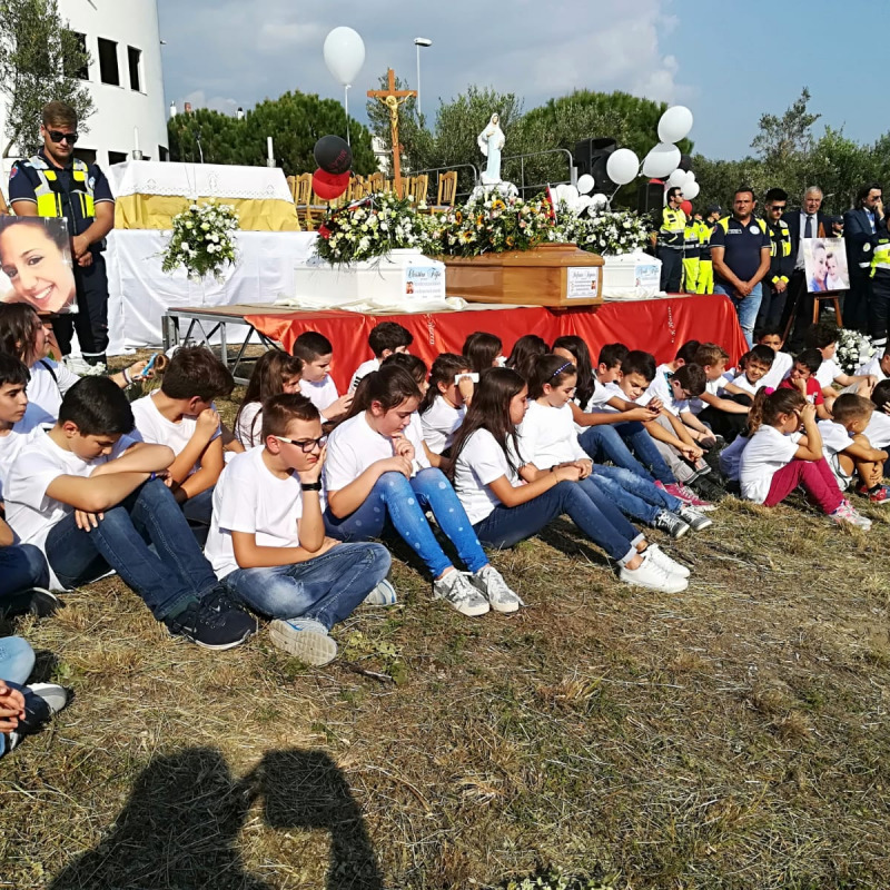 I funerali di Stefania, Christian e Nicolò: ecco le immagini dell'ultimo saluto