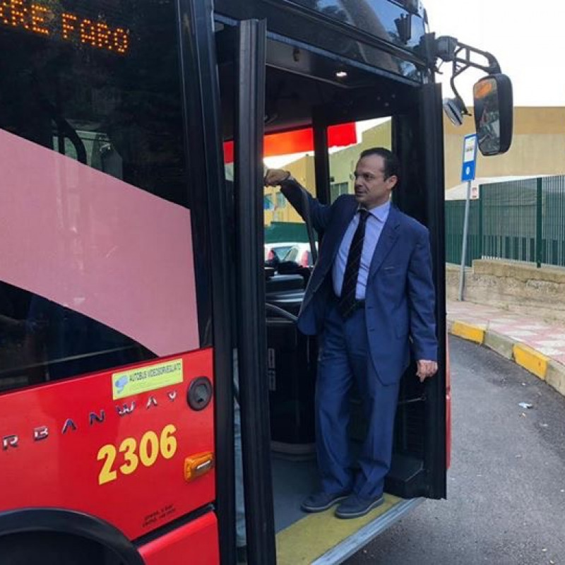 Il sindaco De Luca a bordo di un bus Atm