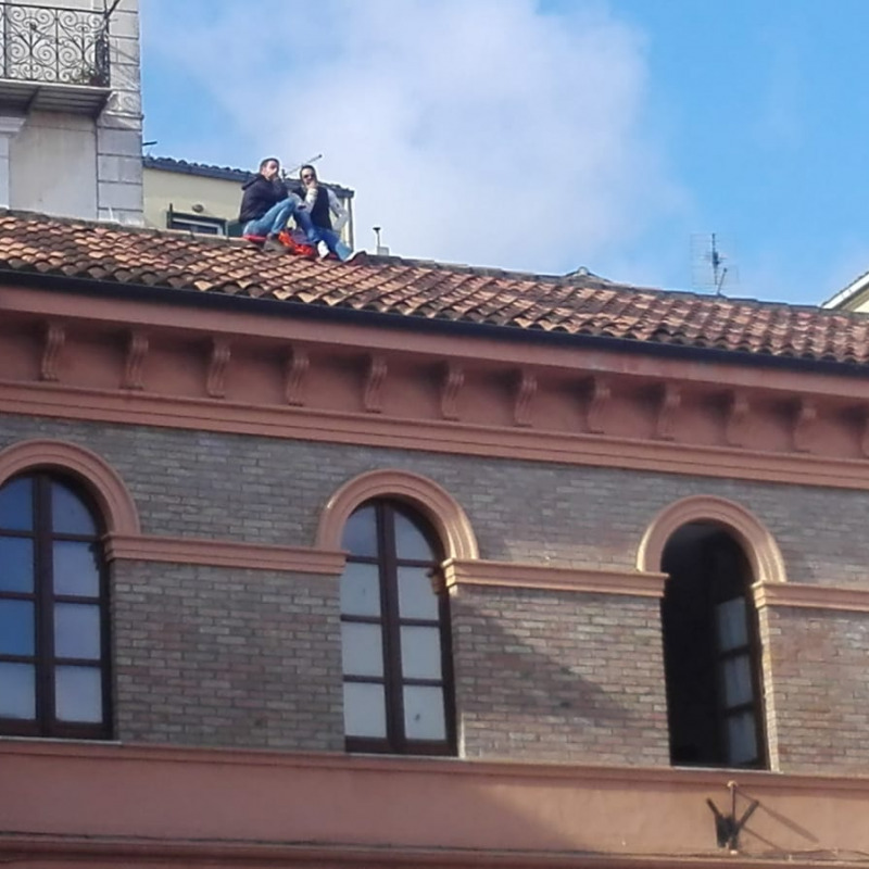 Operai del verde pubblico protestano su un tetto (Foto archivio)