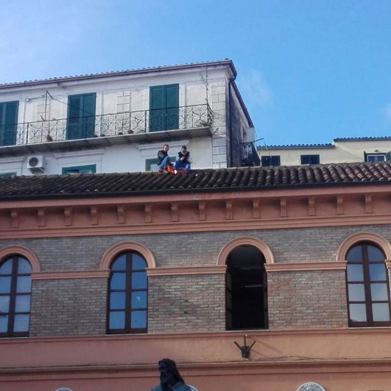 Lavoratori in protesta sul tetto