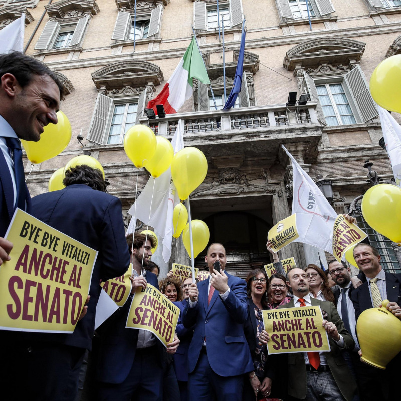 Manifestazione dei parlamentari M5S per festeggiare l'abolizione dei vitalizi