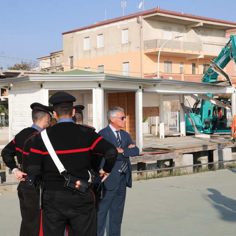 Il commissario Campini con i carabinieri sul luogo della demolizione