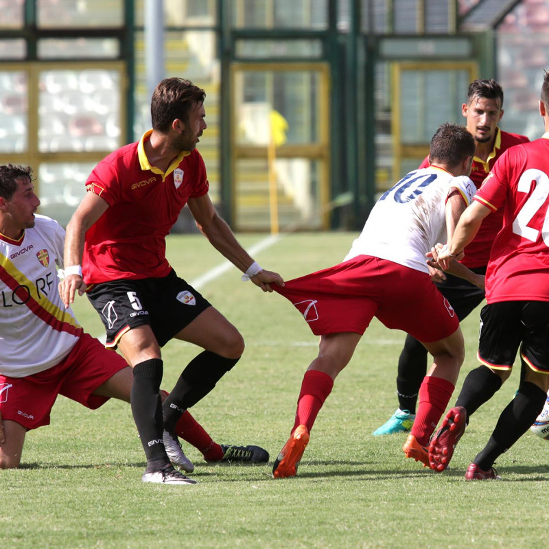 Un'azione del derby di Messina giocato lo scorso anno in Coppa Italia