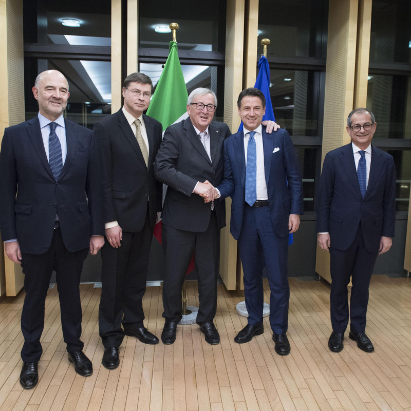 Pierre Moscovici, Valdis Dombrovskis, Jean-Claude Juncker, Giuseppe Conte e Giovanni Tria