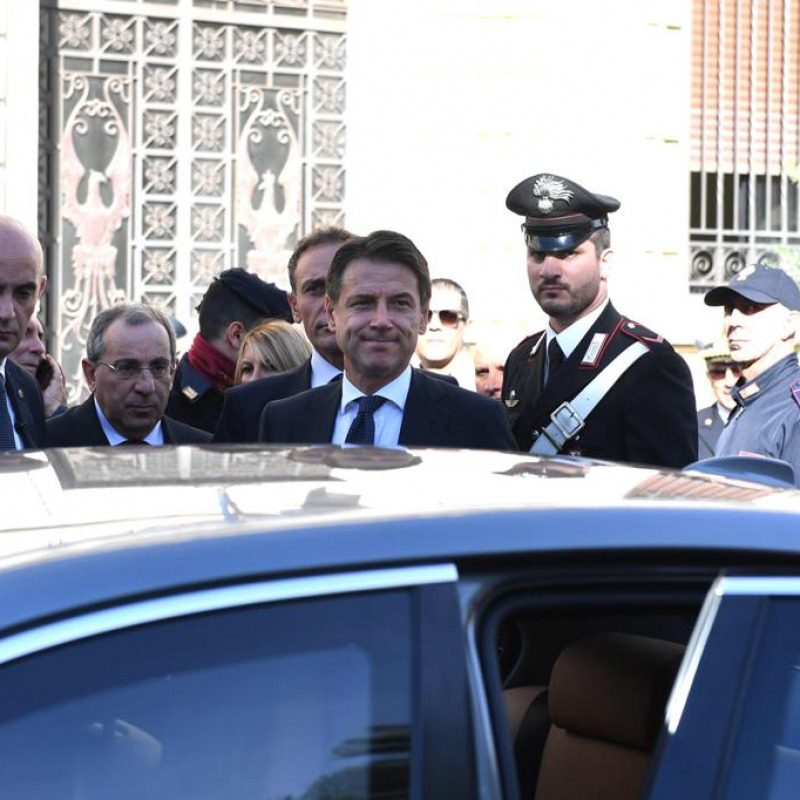 L'ingresso della prefettura di Reggioin attesa del presidente del Consiglio, Conte