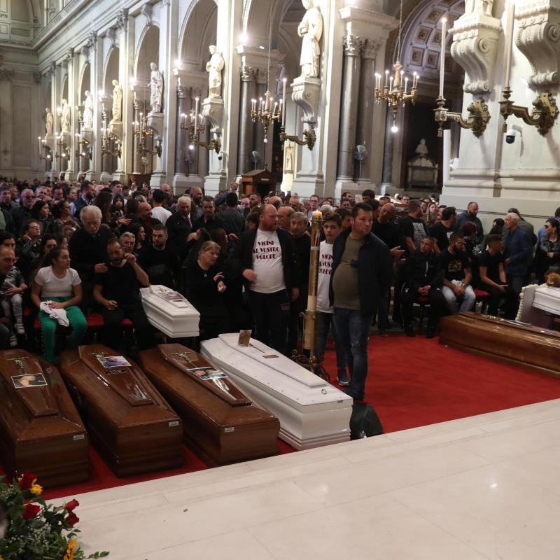 In molti in attesa davanti alla Cattedrale di Palermo per l'ultimo saluto alle vittime di Casteldaccia