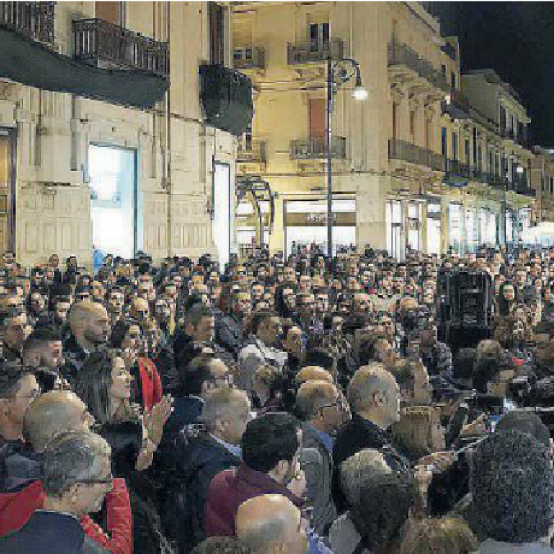 Cittadini presenti al sit-in antiracket