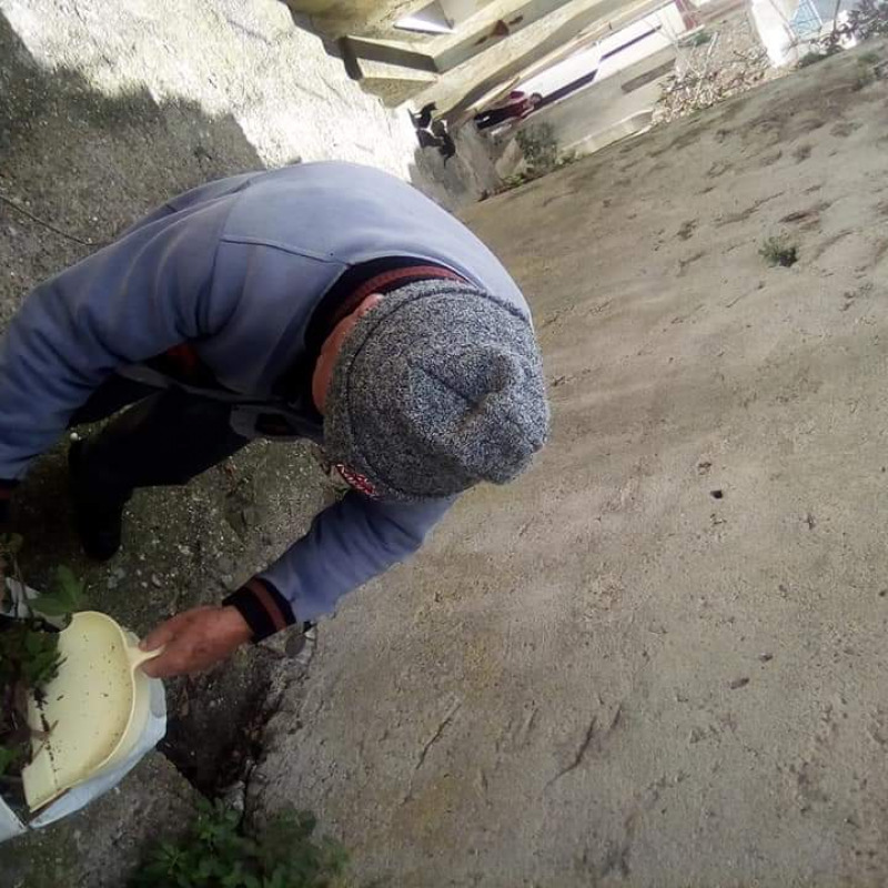 Anziano pulisce la scalinata del villaggio