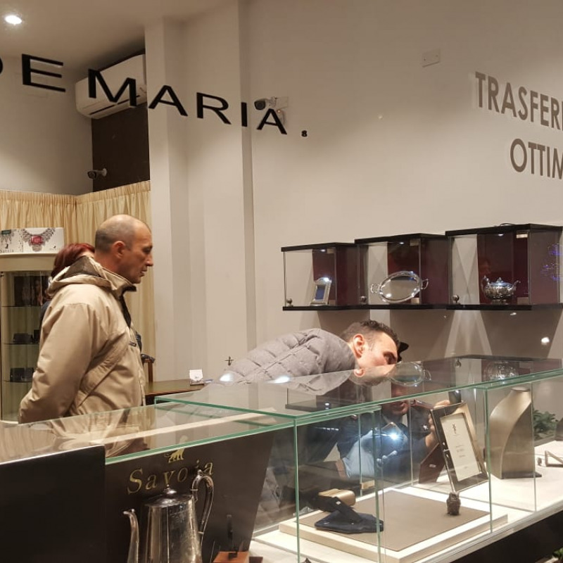 La rapina nella gioielleria De Maria a Messina