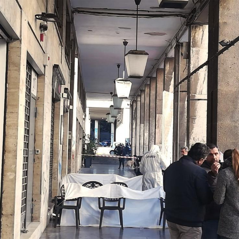 La polizia scientifica effettua dei rilievi sul luogo dove il 58enne pittore francese senza fissa dimora è morto in piazzale Ungheria a Palermo