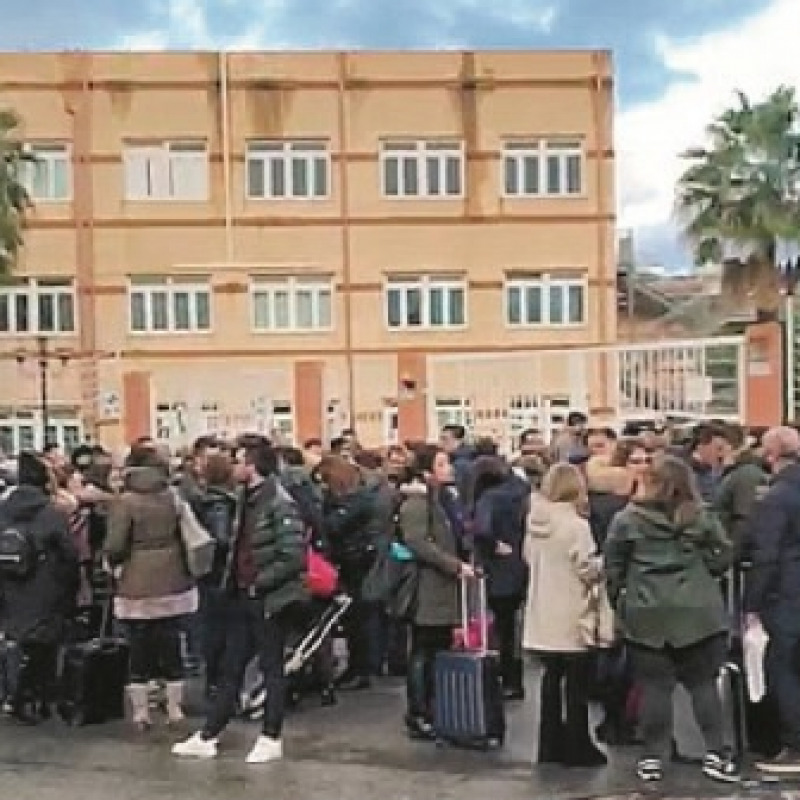 Il caos di candidati davanti al liceo "Fermi"