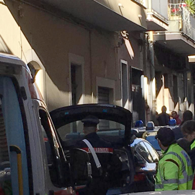Il palazzo dove un'intera famiglia è stata trovata senza vita dai carabinieri a Paternò