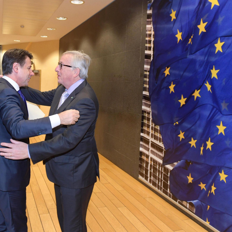 Un abbraccio tra il presidente del Consiglio Giuseppe Conte e il presidente della Commissione Europea Jean-Claude Juncker