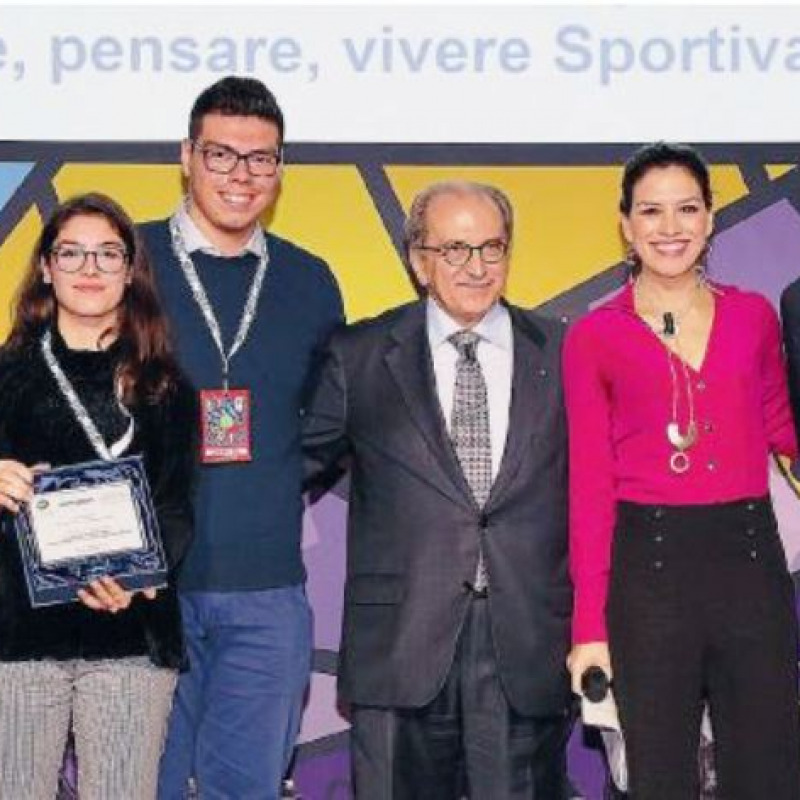 La classe IV del Liceo artistico di Palazzolo Acreide premiata da Giovanni Puglisi, insieme con la giornalista di Sky TG24Stefania Pinna