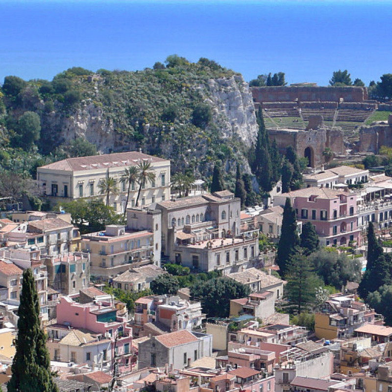 Veduta dall'alto di Taormina con anfiteatro