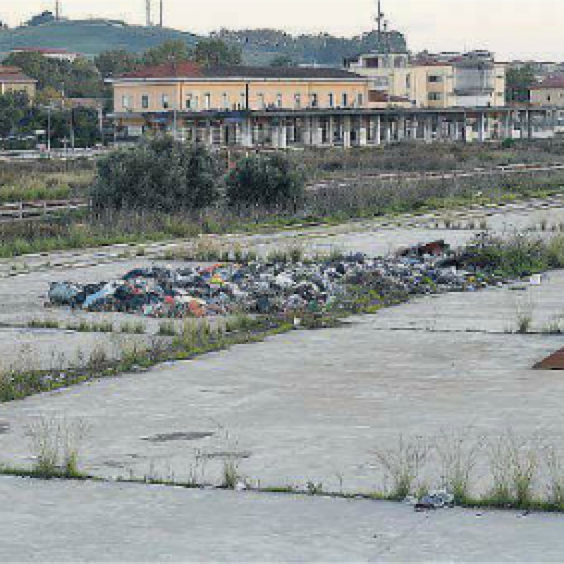 Tendopoli e rifiuti a Crotone