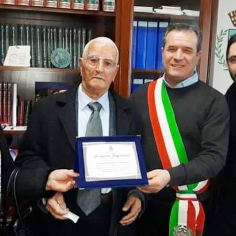 Pasquale Papparella premiato dal sindaco di Crosia