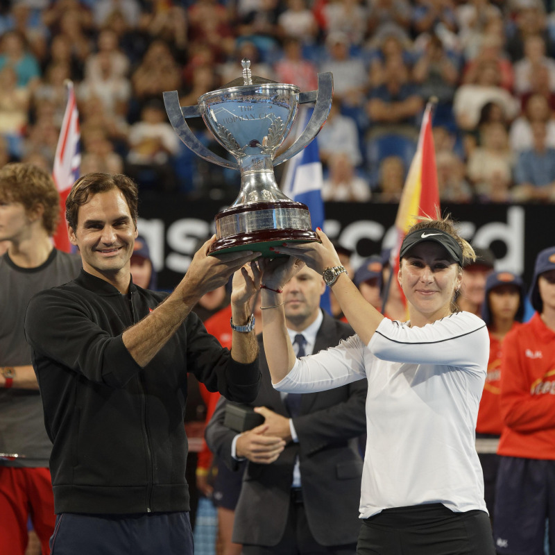 Roger Federer e Belinda Bencic sollevano il trofeo della Hopman Cup