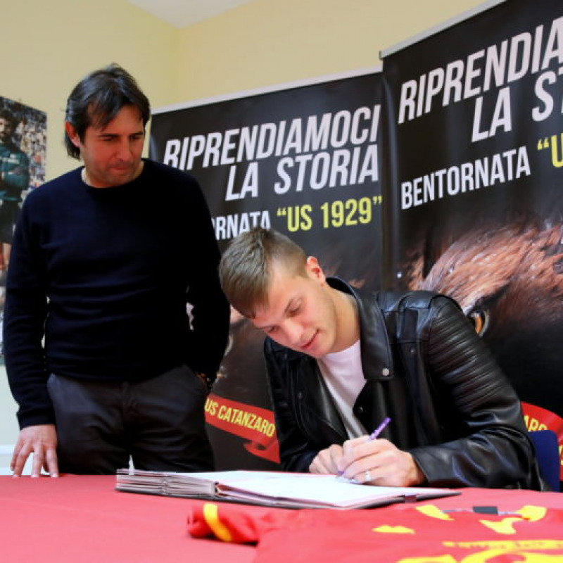 Andrea Bianchimano firma il contratto sotto gli occhi del ds Logiudice