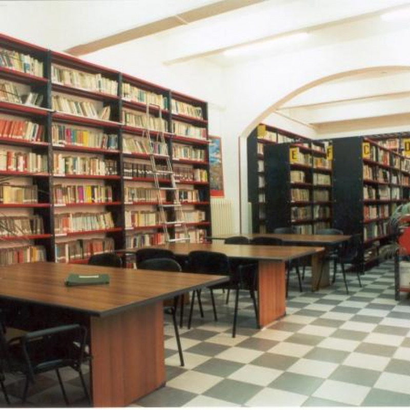 Gli interni della biblioteca