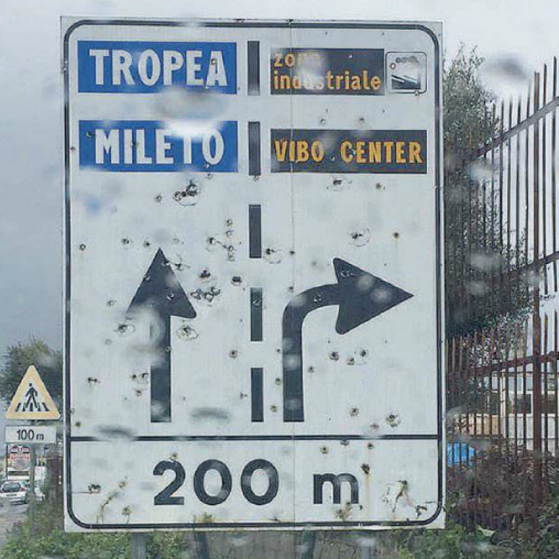 Il "tiro al bersaglio" sui cartelli che indicano l'area industriale di Vibo