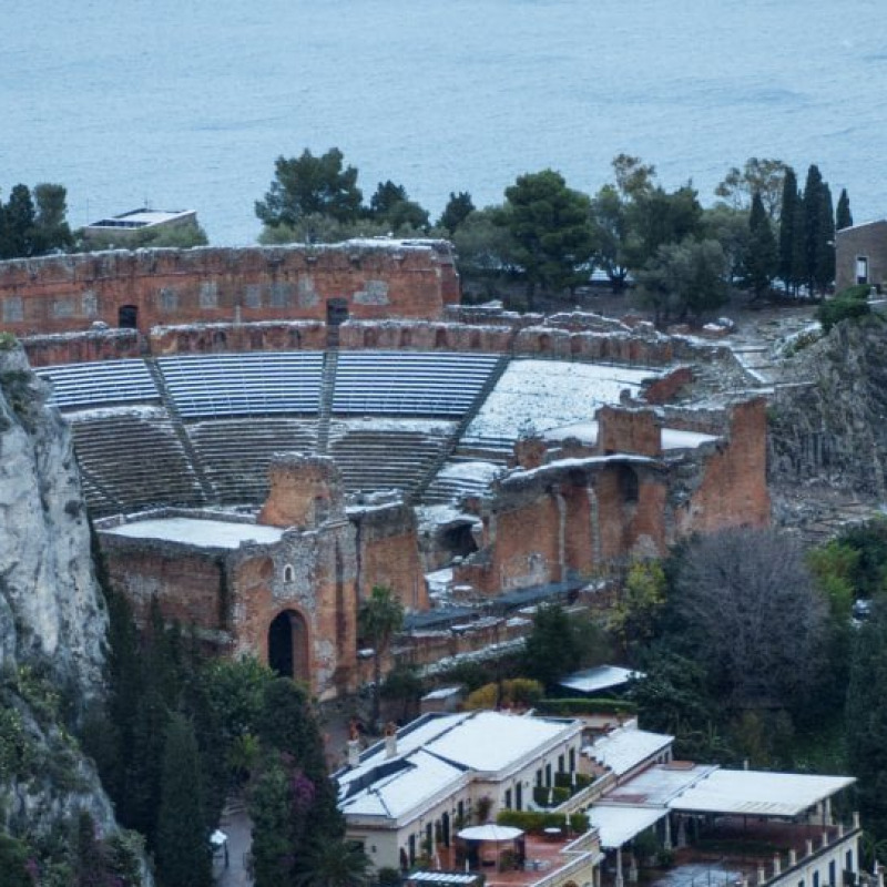 Il teatro antico di Taormina innevato