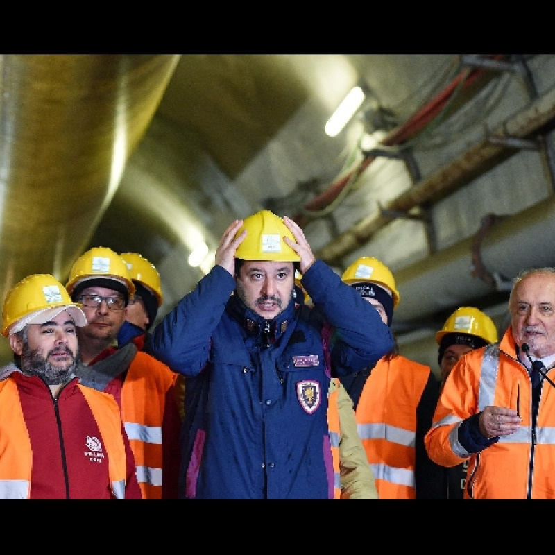 Il ministro Matteo Salvini e la sua "ossessione" per le divise