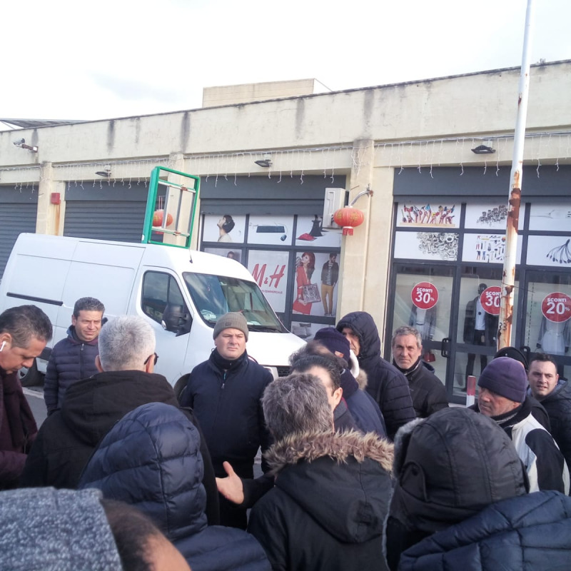Protesta degli ambulanti del mercato della Zir a Messina, bloccata via Fermi