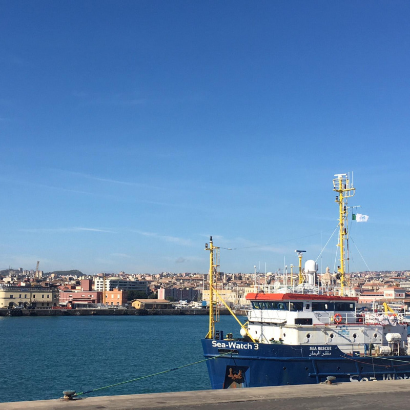 La nave Sea Watch ormeggiata al porto di Catania