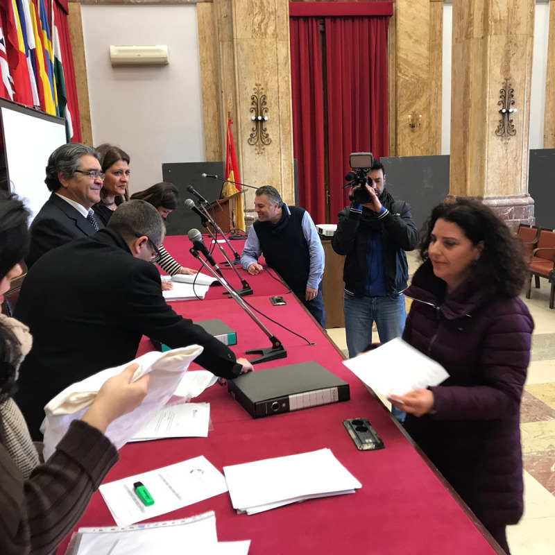 La firma dei contratti dei lavoratori assunti nella Messina Social City