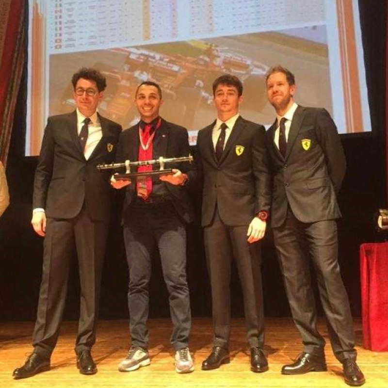 Il premio ricevuto durante la presentazione della Ferrari SF90