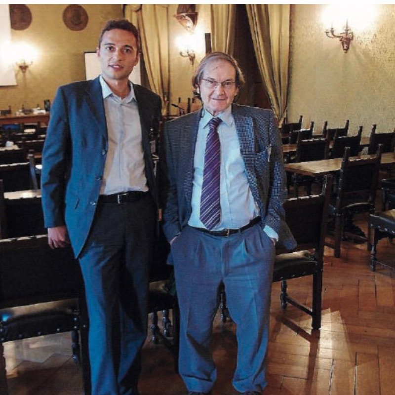 Simone Pirrotta con il fisico Roger Penrose